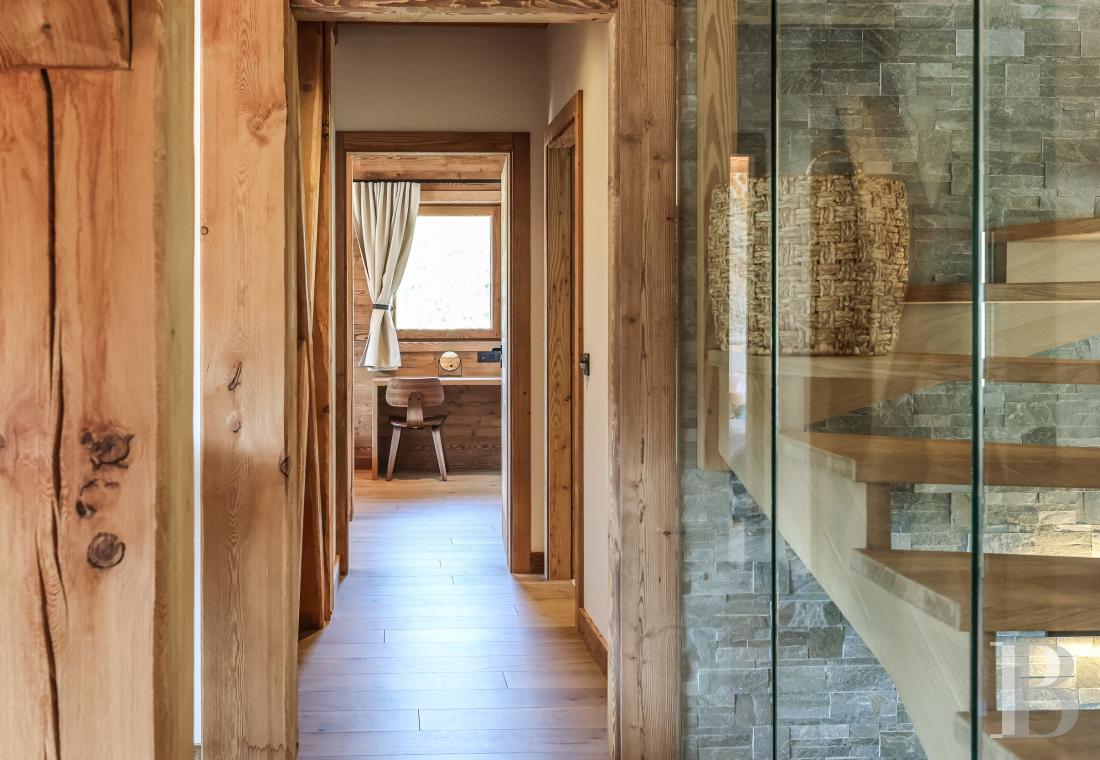 A spacious, recently built chalet with a traditional look in the hills above Megève in Haute-Savoie - photo  n°31