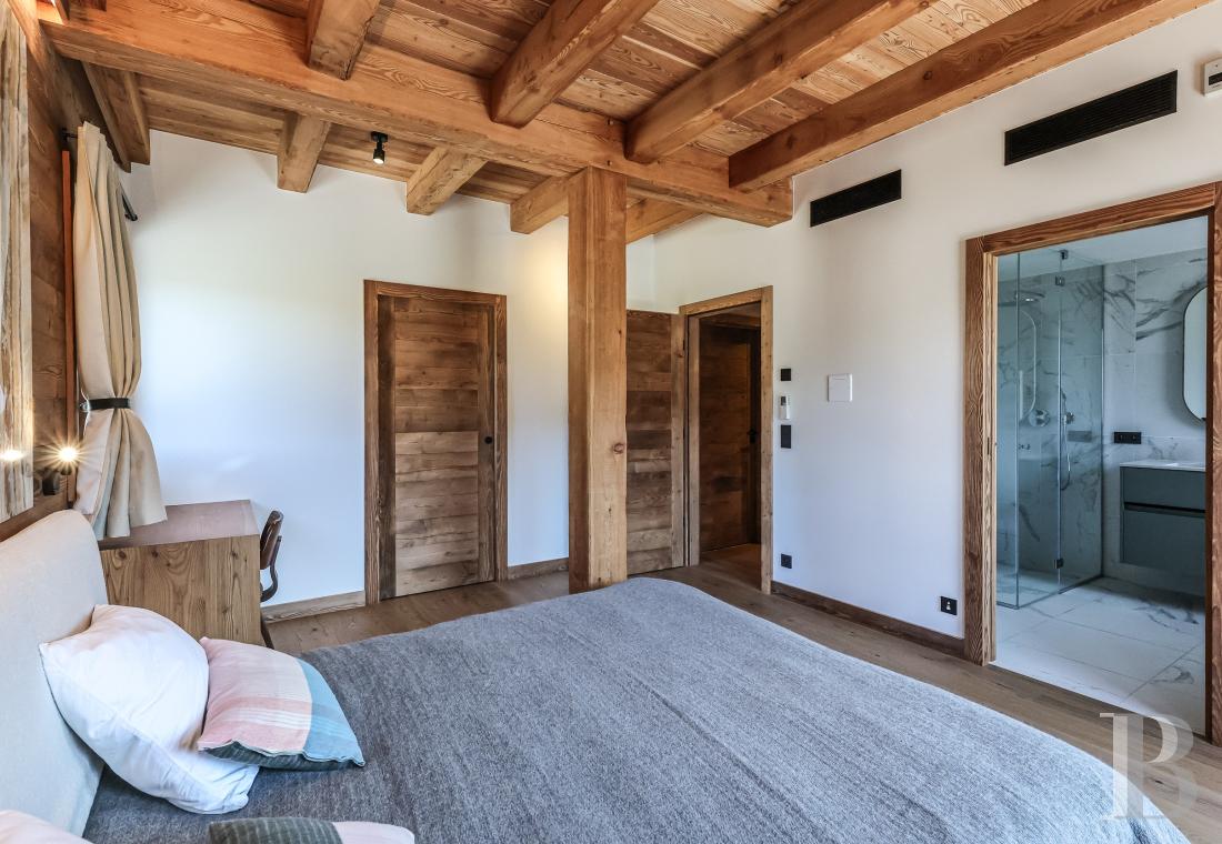 A spacious, recently built chalet with a traditional look in the hills above Megève in Haute-Savoie - photo  n°15