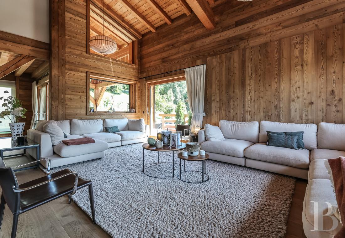 A spacious, recently built chalet with a traditional look in the hills above Megève in Haute-Savoie - photo  n°6