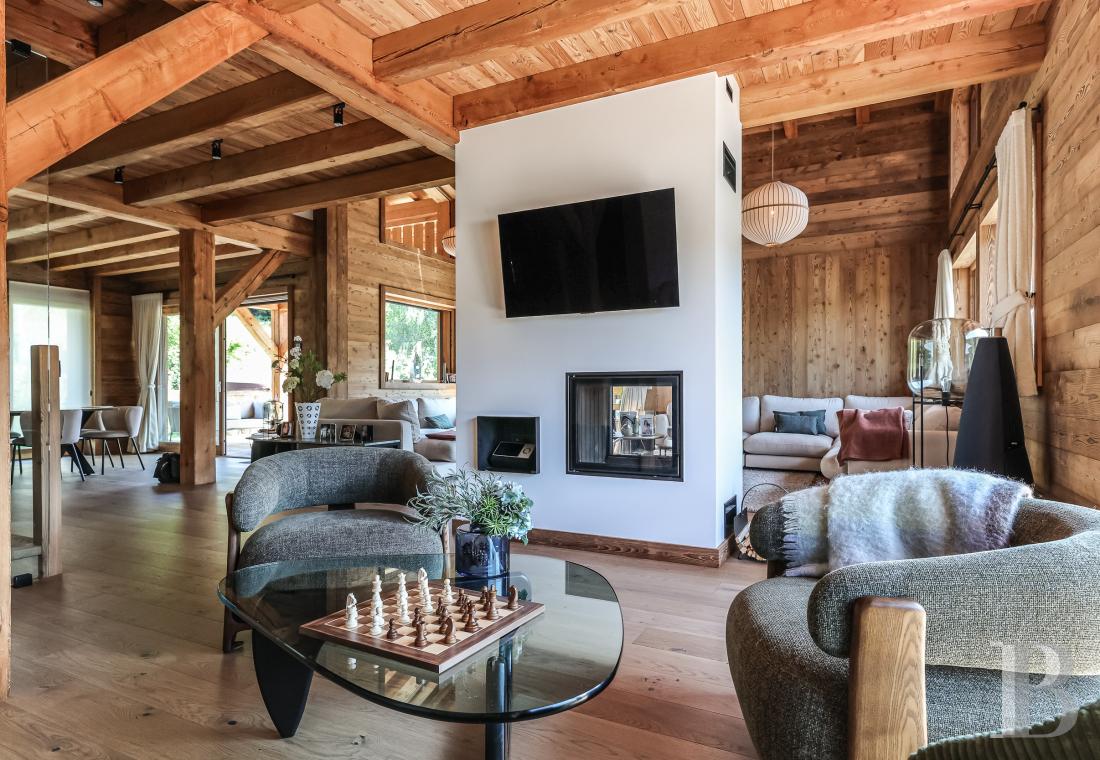A spacious, recently built chalet with a traditional look in the hills above Megève in Haute-Savoie - photo  n°5