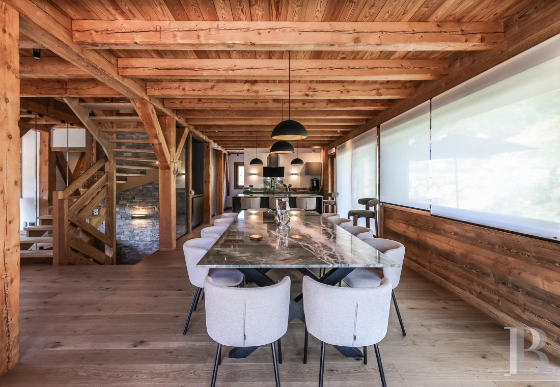 A spacious, recently built chalet with a traditional look in the hills above Megève in Haute-Savoie - photo  n°7