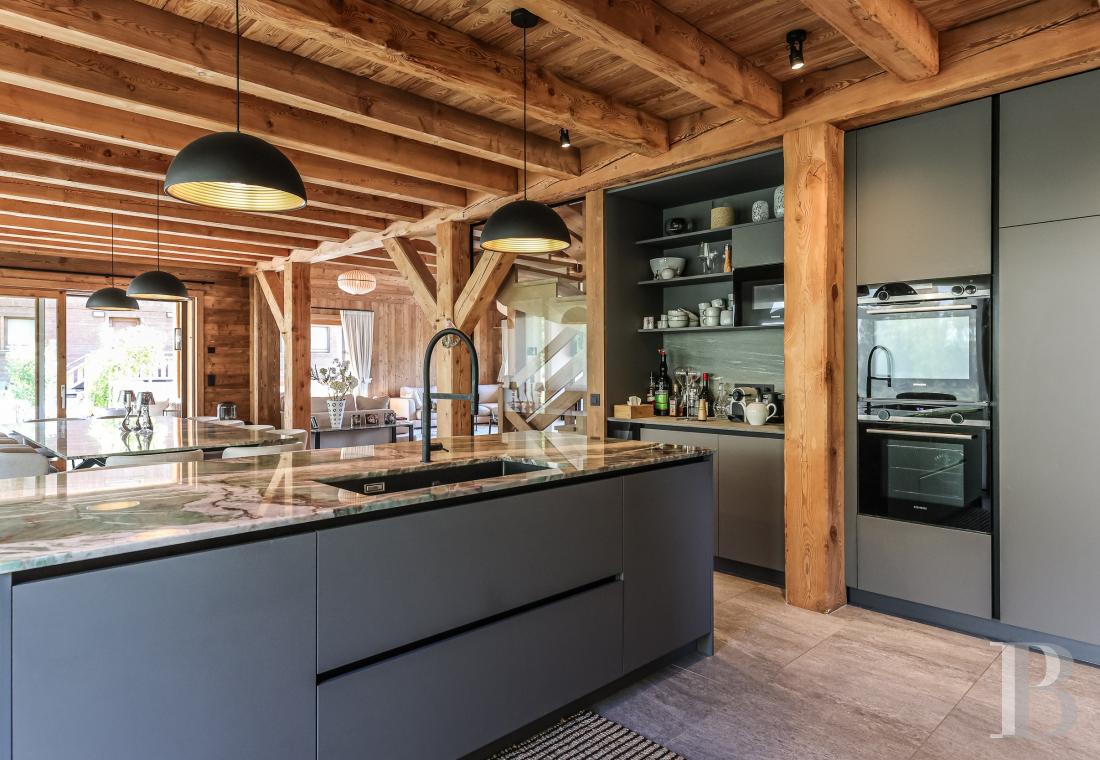 A spacious, recently built chalet with a traditional look in the hills above Megève in Haute-Savoie - photo  n°11