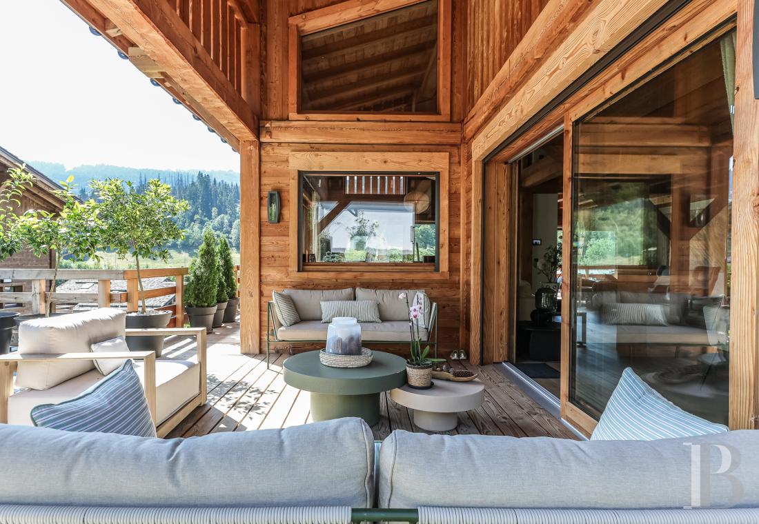 A spacious, recently built chalet with a traditional look in the hills above Megève in Haute-Savoie - photo  n°3