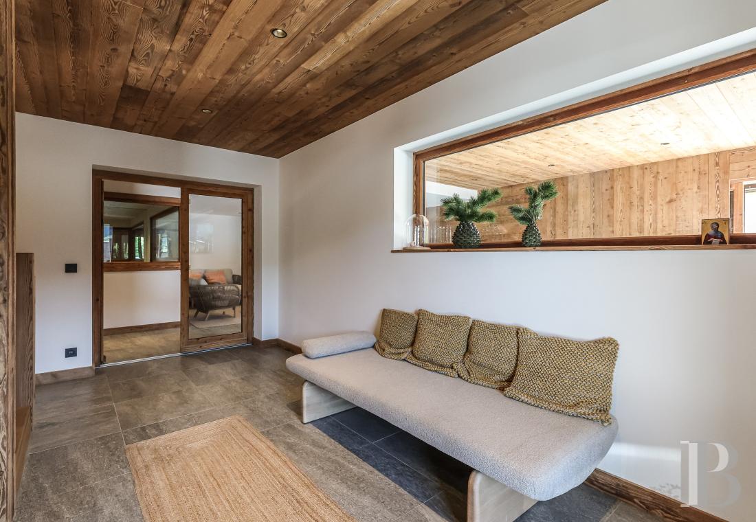 A spacious, recently built chalet with a traditional look in the hills above Megève in Haute-Savoie - photo  n°37