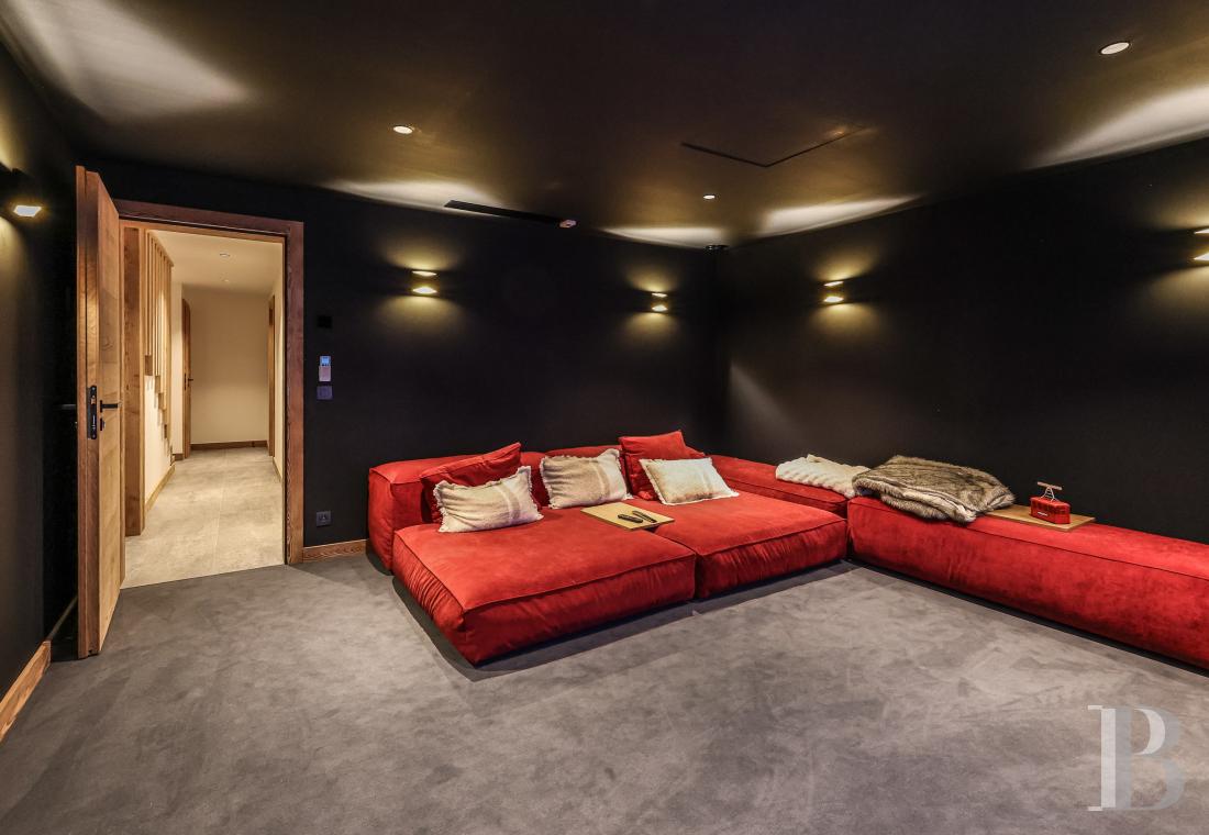 A spacious, recently built chalet with a traditional look in the hills above Megève in Haute-Savoie - photo  n°35