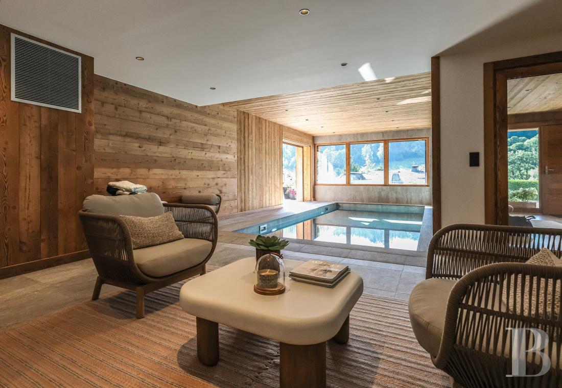 A spacious, recently built chalet with a traditional look in the hills above Megève in Haute-Savoie - photo  n°38