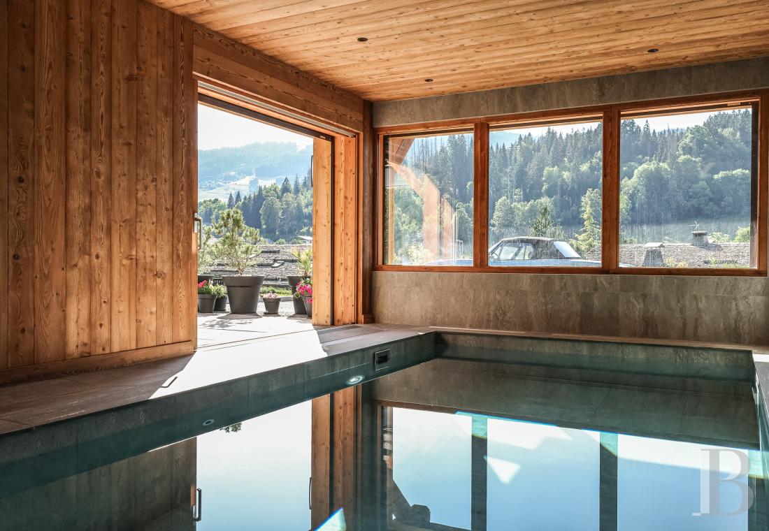 A spacious, recently built chalet with a traditional look in the hills above Megève in Haute-Savoie - photo  n°40