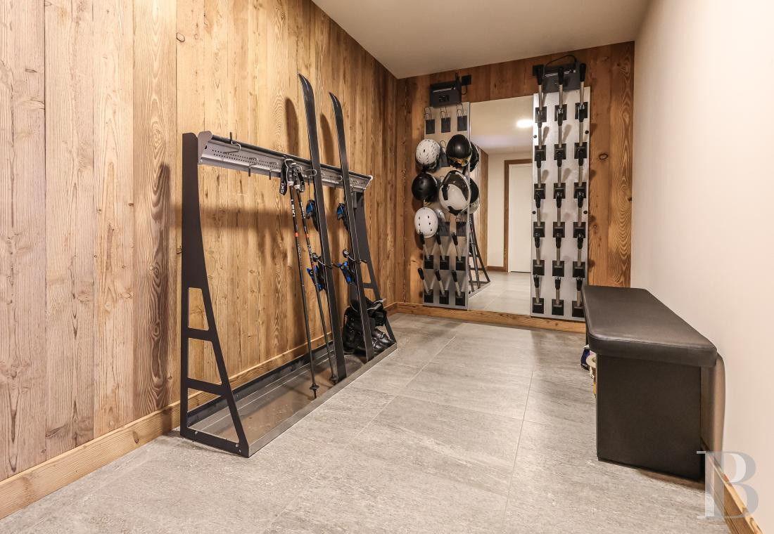 A spacious, recently built chalet with a traditional look in the hills above Megève in Haute-Savoie - photo  n°36