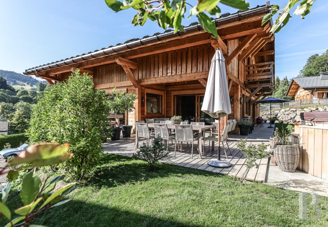 A spacious, recently built chalet with a traditional look in the hills above Megève in Haute-Savoie - photo  n°2