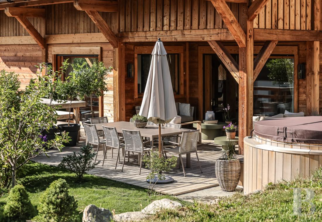 A spacious, recently built chalet with a traditional look in the hills above Megève in Haute-Savoie - photo  n°4