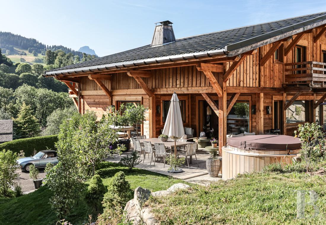 A spacious, recently built chalet with a traditional look in the hills above Megève in Haute-Savoie - photo  n°47
