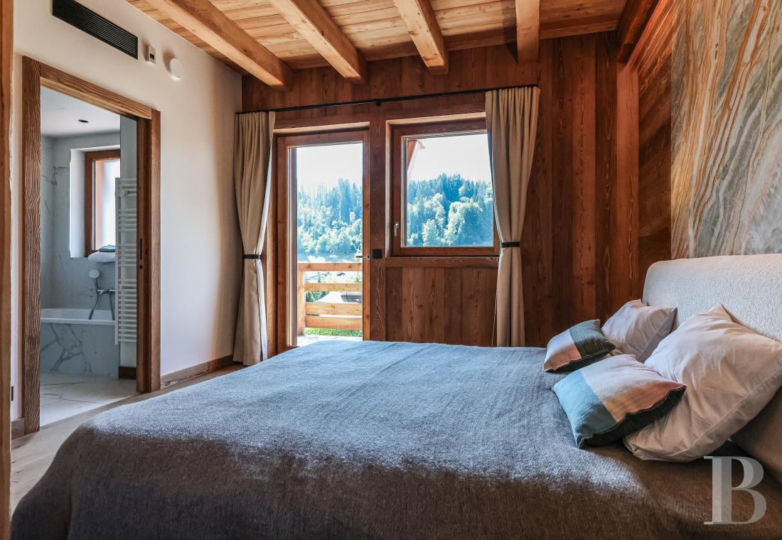 A spacious, recently built chalet with a traditional look in the hills above Megève in Haute-Savoie - photo  n°21