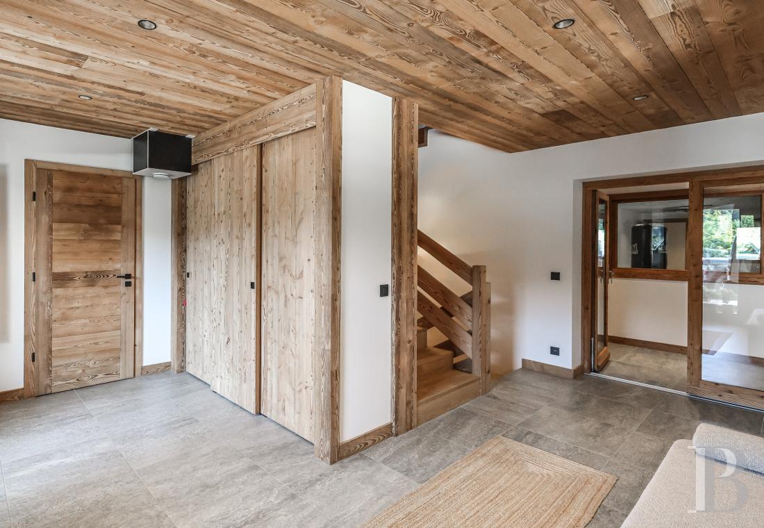 A spacious, recently built chalet with a traditional look in the hills above Megève in Haute-Savoie - photo  n°34