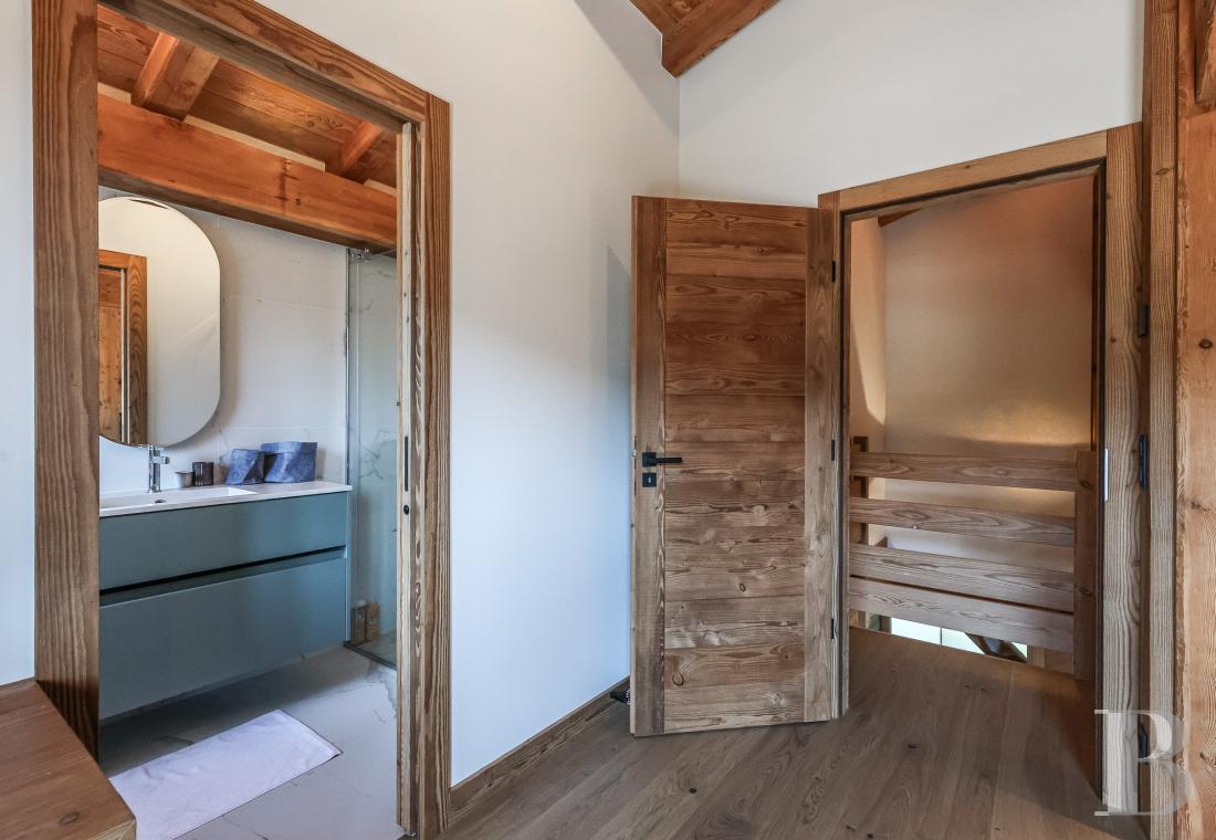 A spacious, recently built chalet with a traditional look in the hills above Megève in Haute-Savoie - photo  n°20