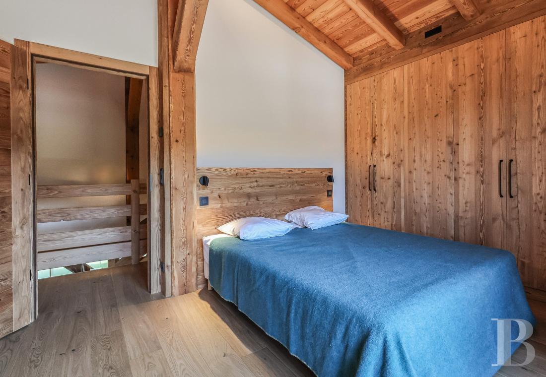 A spacious, recently built chalet with a traditional look in the hills above Megève in Haute-Savoie - photo  n°19