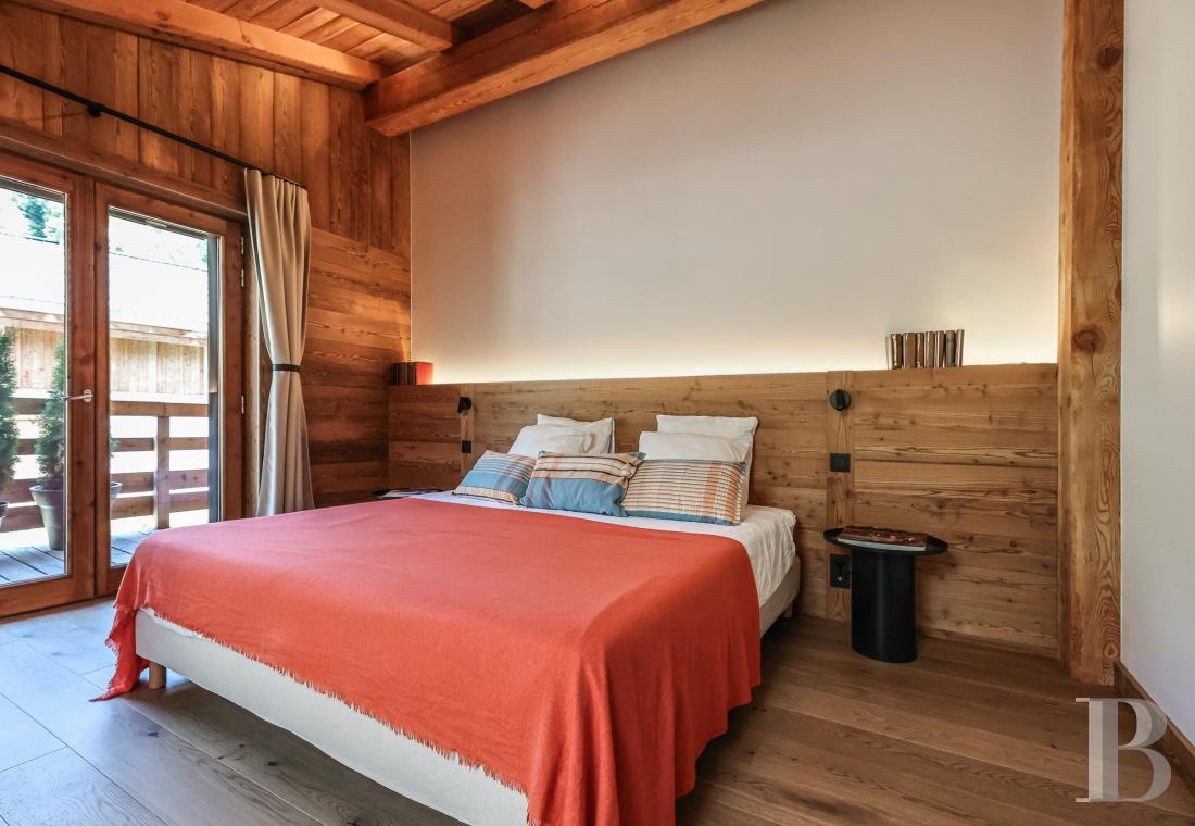 A spacious, recently built chalet with a traditional look in the hills above Megève in Haute-Savoie - photo  n°16