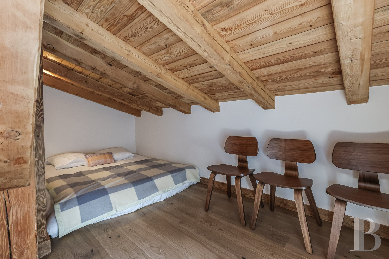 A spacious, recently built chalet with a traditional look in the hills above Megève in Haute-Savoie - photo  n°27