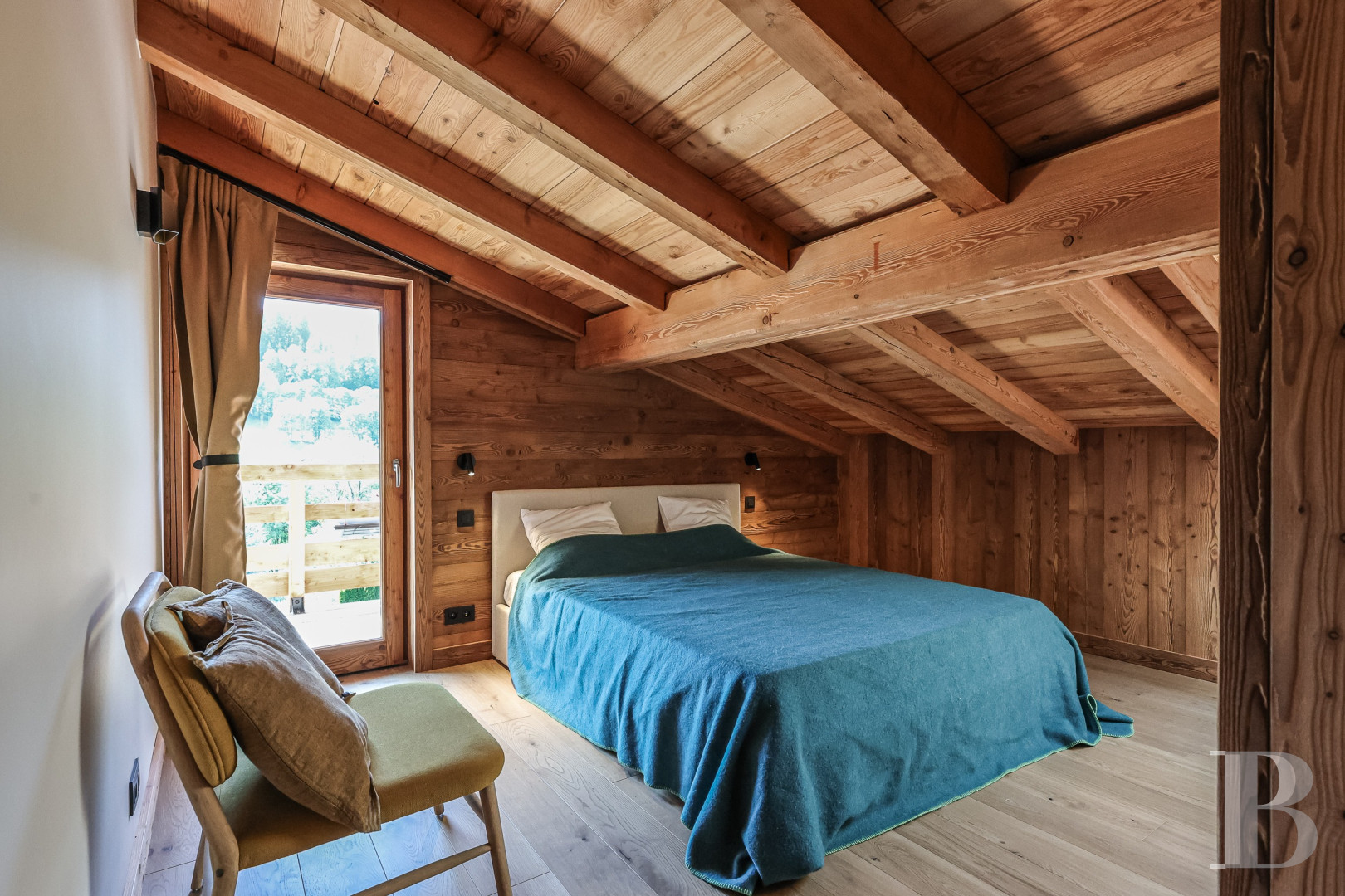 A spacious, recently built chalet with a traditional look in the hills above Megève in Haute-Savoie - photo  n°25