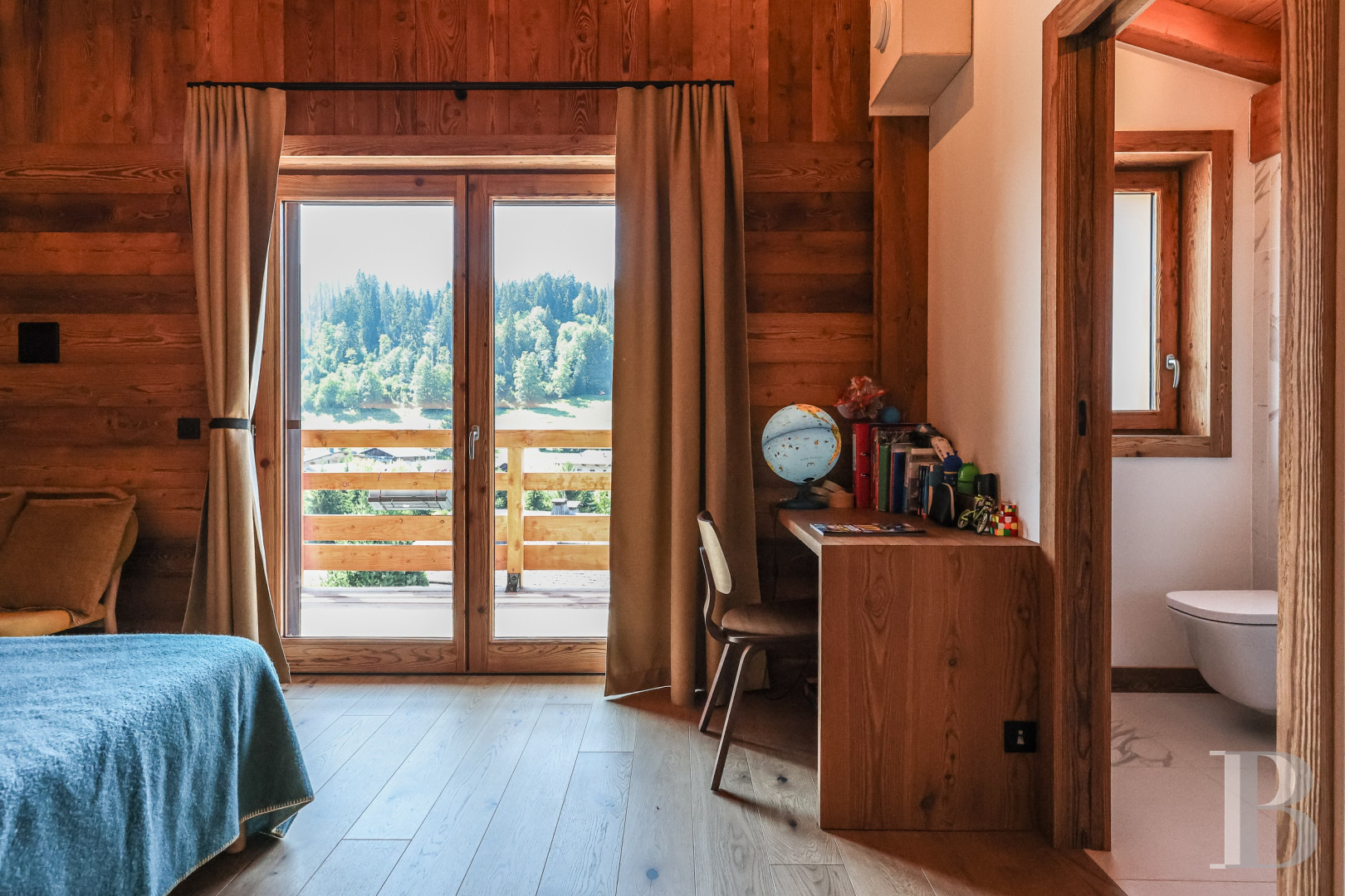 A spacious, recently built chalet with a traditional look in the hills above Megève in Haute-Savoie - photo  n°18