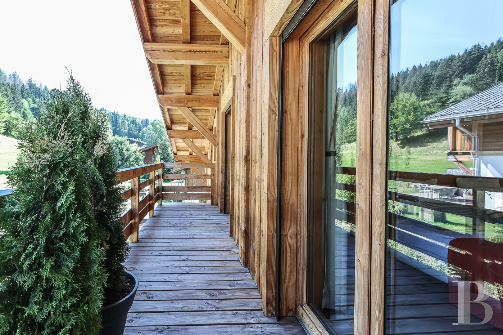 A spacious, recently built chalet with a traditional look in the hills above Megève in Haute-Savoie - photo  n°17