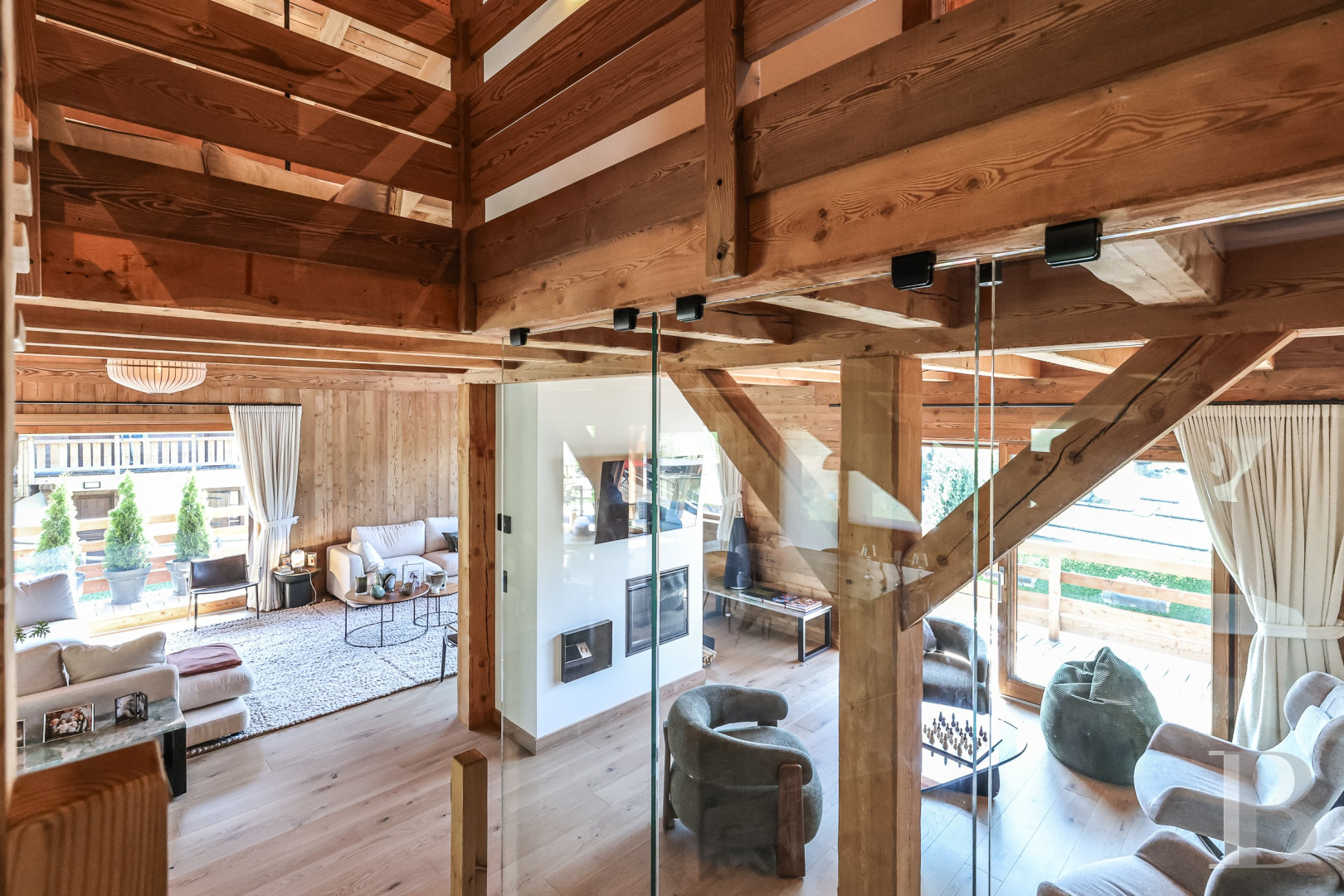 A spacious, recently built chalet with a traditional look in the hills above Megève in Haute-Savoie - photo  n°33