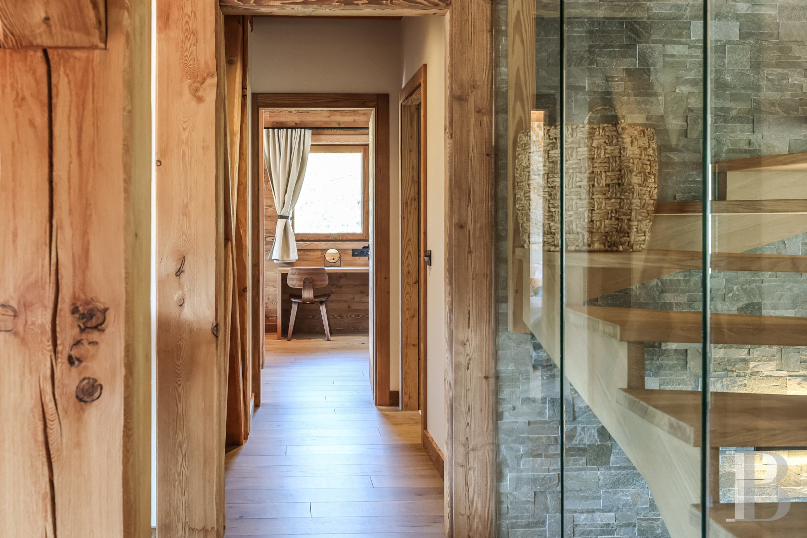 A spacious, recently built chalet with a traditional look in the hills above Megève in Haute-Savoie - photo  n°31
