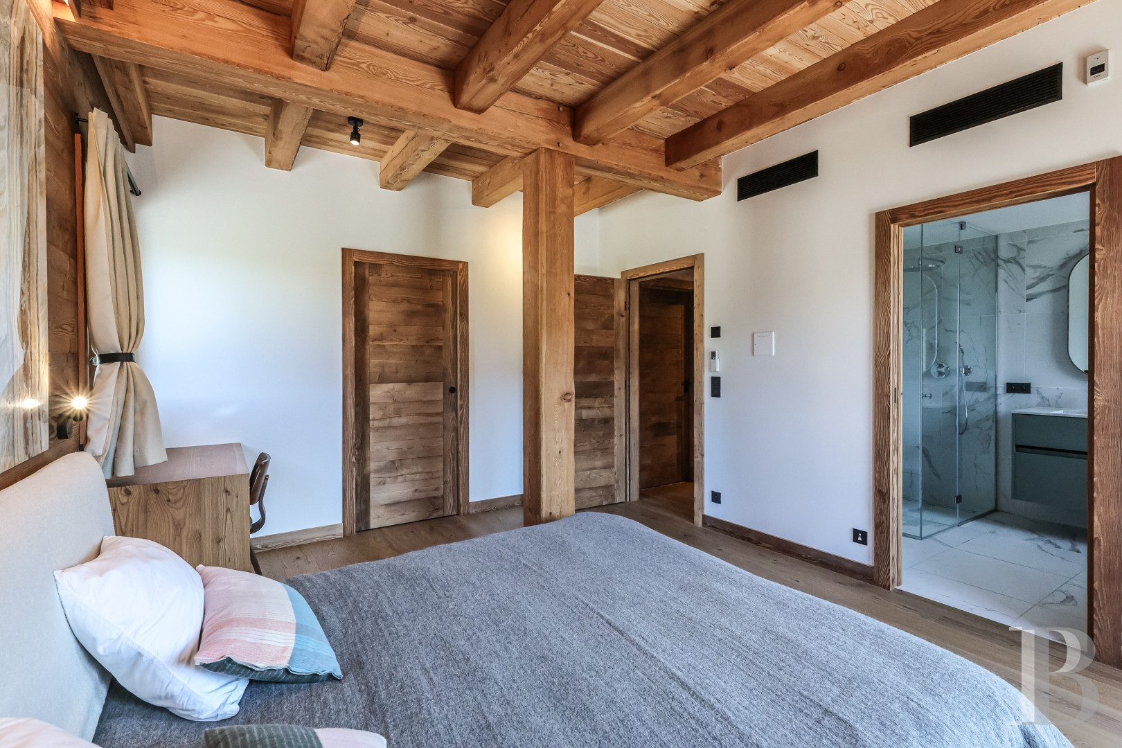 A spacious, recently built chalet with a traditional look in the hills above Megève in Haute-Savoie - photo  n°15