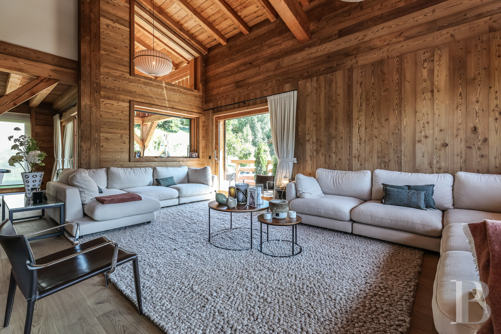 A spacious, recently built chalet with a traditional look in the hills above Megève in Haute-Savoie - photo  n°6
