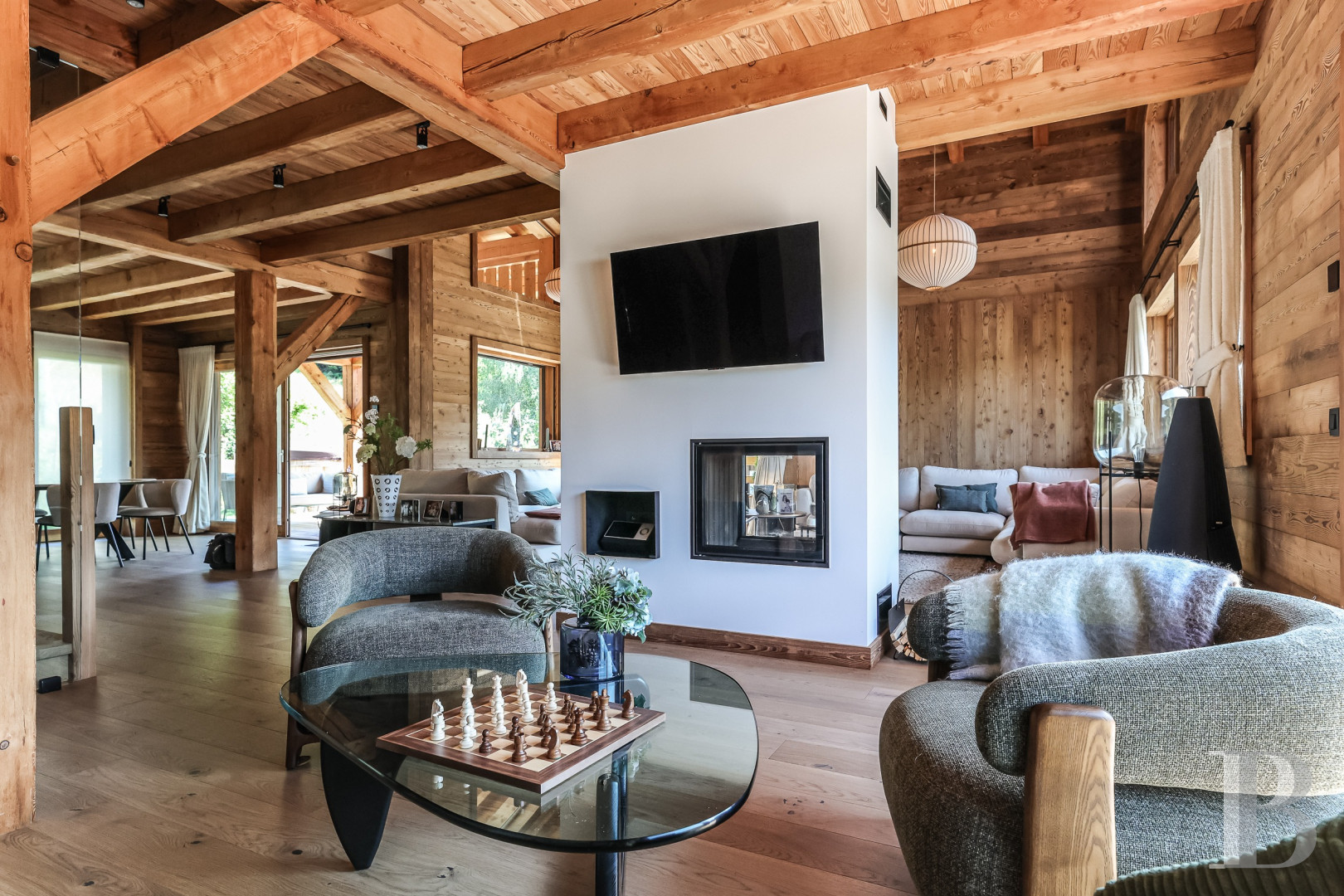 A spacious, recently built chalet with a traditional look in the hills above Megève in Haute-Savoie - photo  n°5