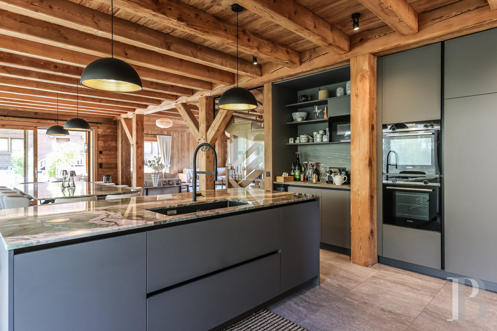 A spacious, recently built chalet with a traditional look in the hills above Megève in Haute-Savoie - photo  n°11