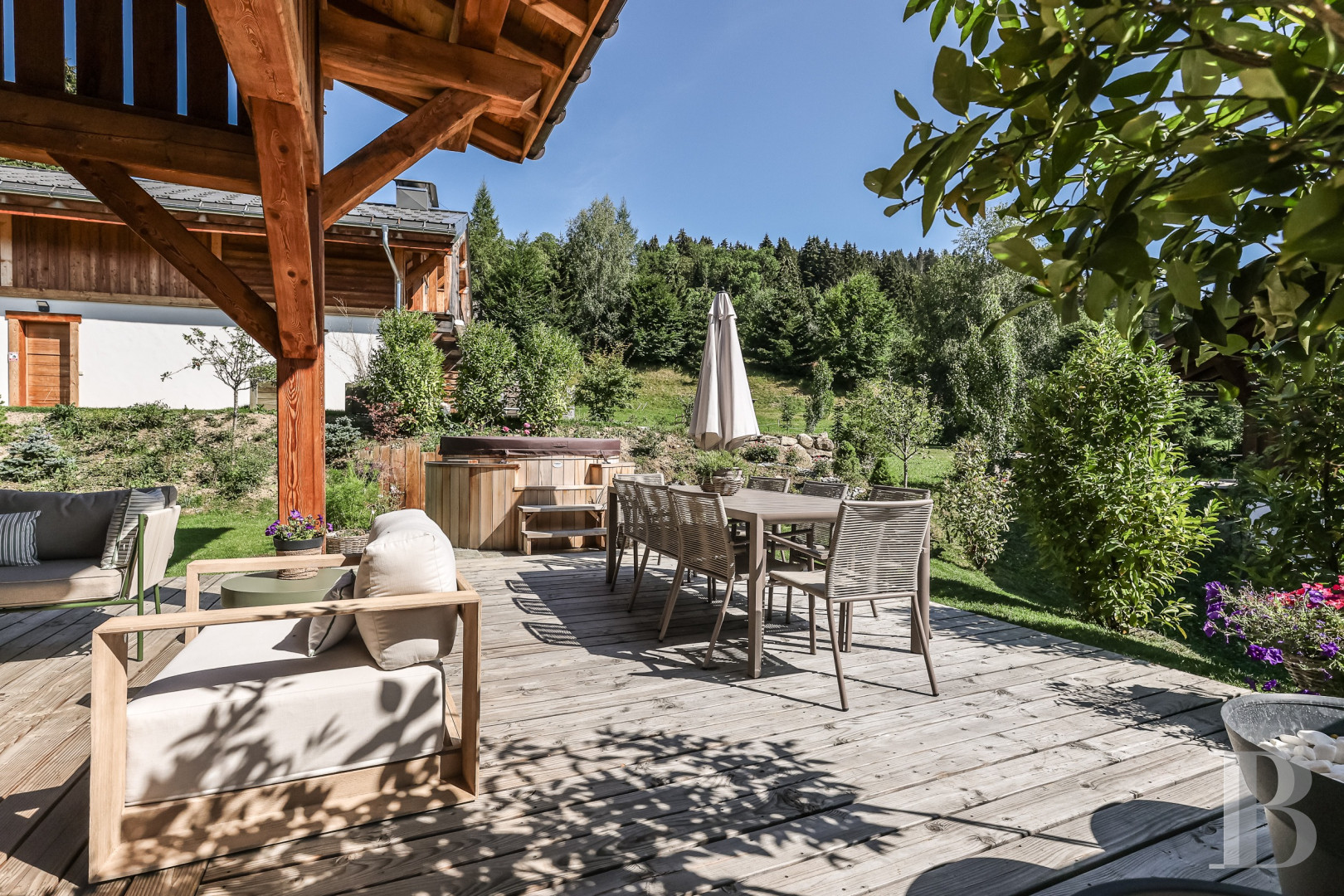 A spacious, recently built chalet with a traditional look in the hills above Megève in Haute-Savoie - photo  n°45