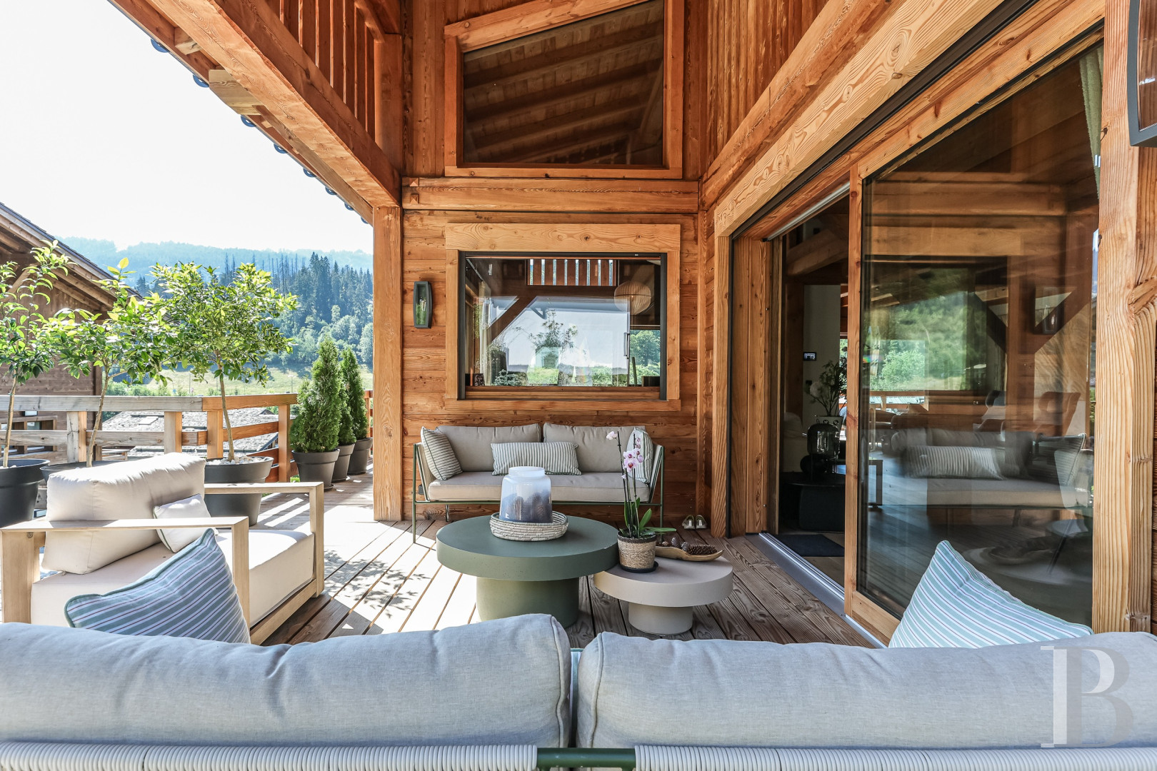 A spacious, recently built chalet with a traditional look in the hills above Megève in Haute-Savoie - photo  n°3