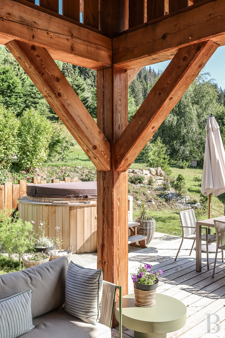 A spacious, recently built chalet with a traditional look in the hills above Megève in Haute-Savoie - photo  n°46