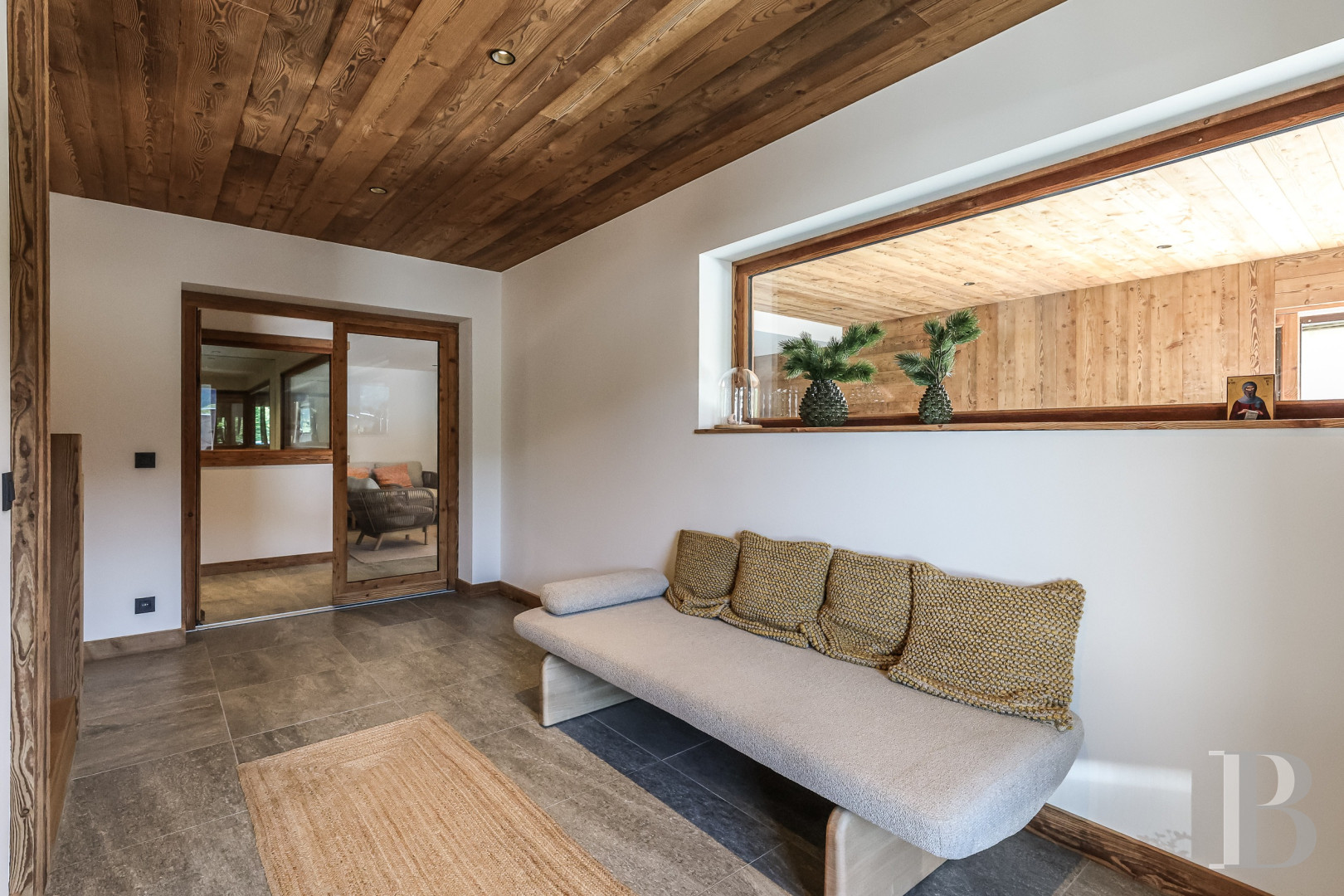 A spacious, recently built chalet with a traditional look in the hills above Megève in Haute-Savoie - photo  n°37