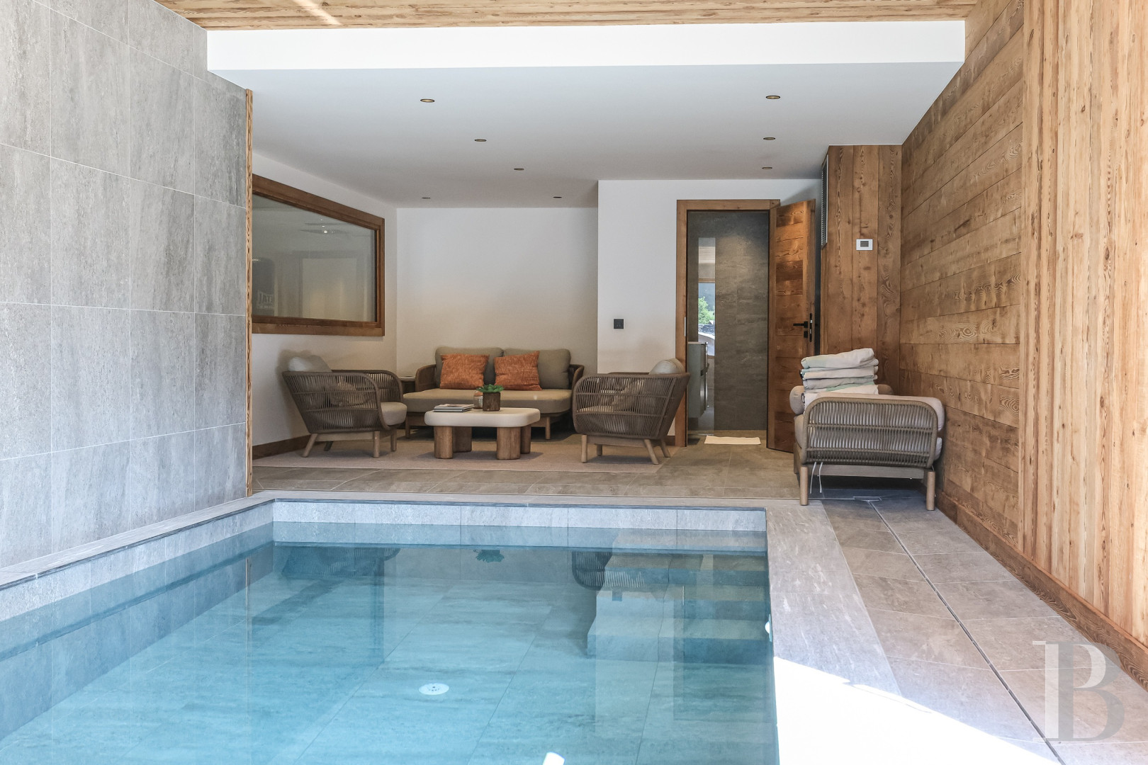 A spacious, recently built chalet with a traditional look in the hills above Megève in Haute-Savoie - photo  n°39