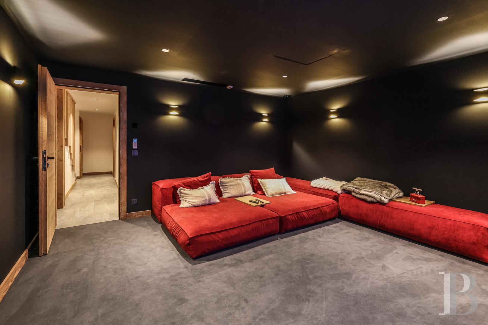 A spacious, recently built chalet with a traditional look in the hills above Megève in Haute-Savoie - photo  n°35