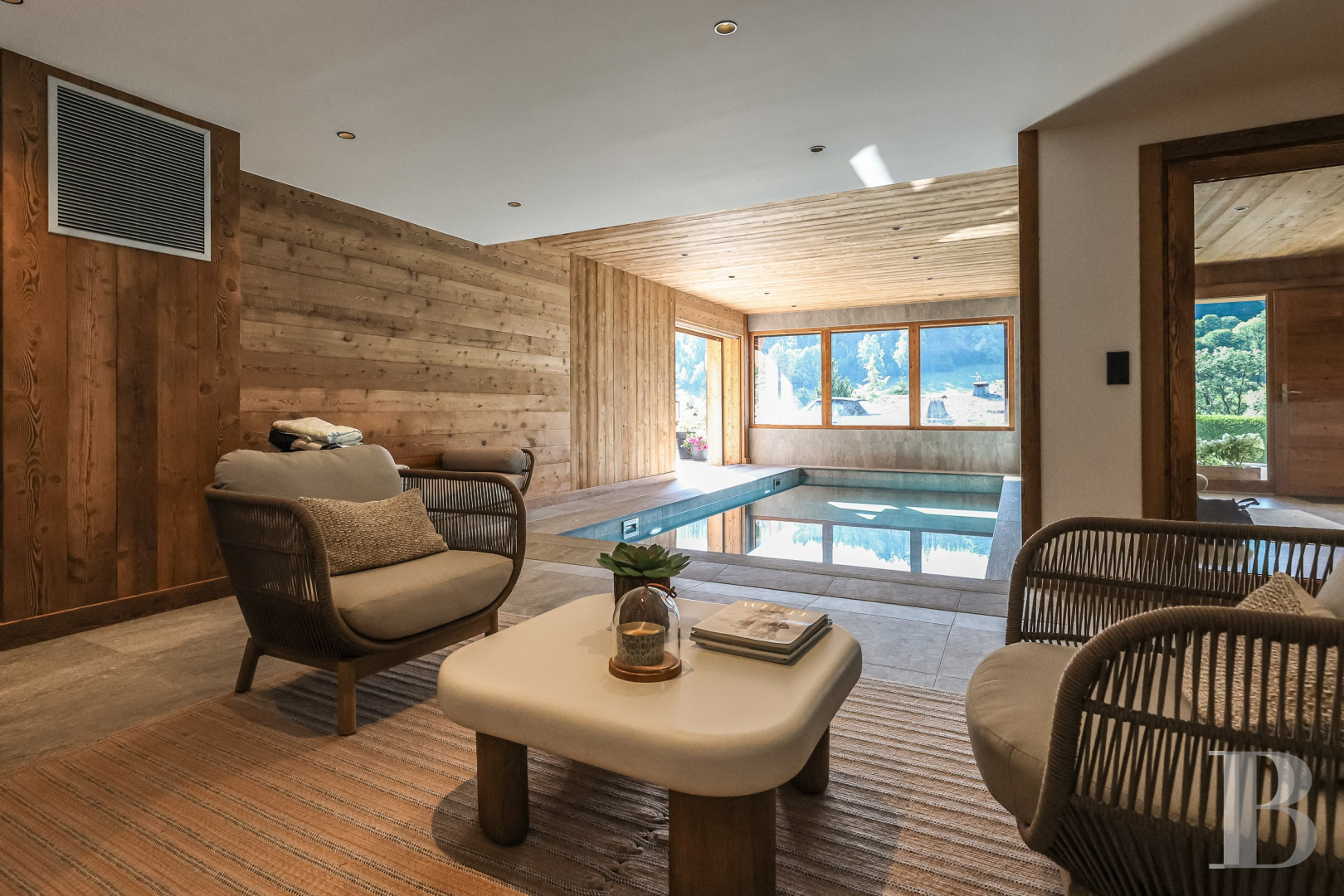 A spacious, recently built chalet with a traditional look in the hills above Megève in Haute-Savoie - photo  n°38