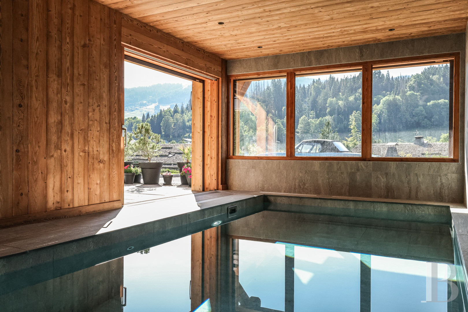 A spacious, recently built chalet with a traditional look in the hills above Megève in Haute-Savoie - photo  n°40