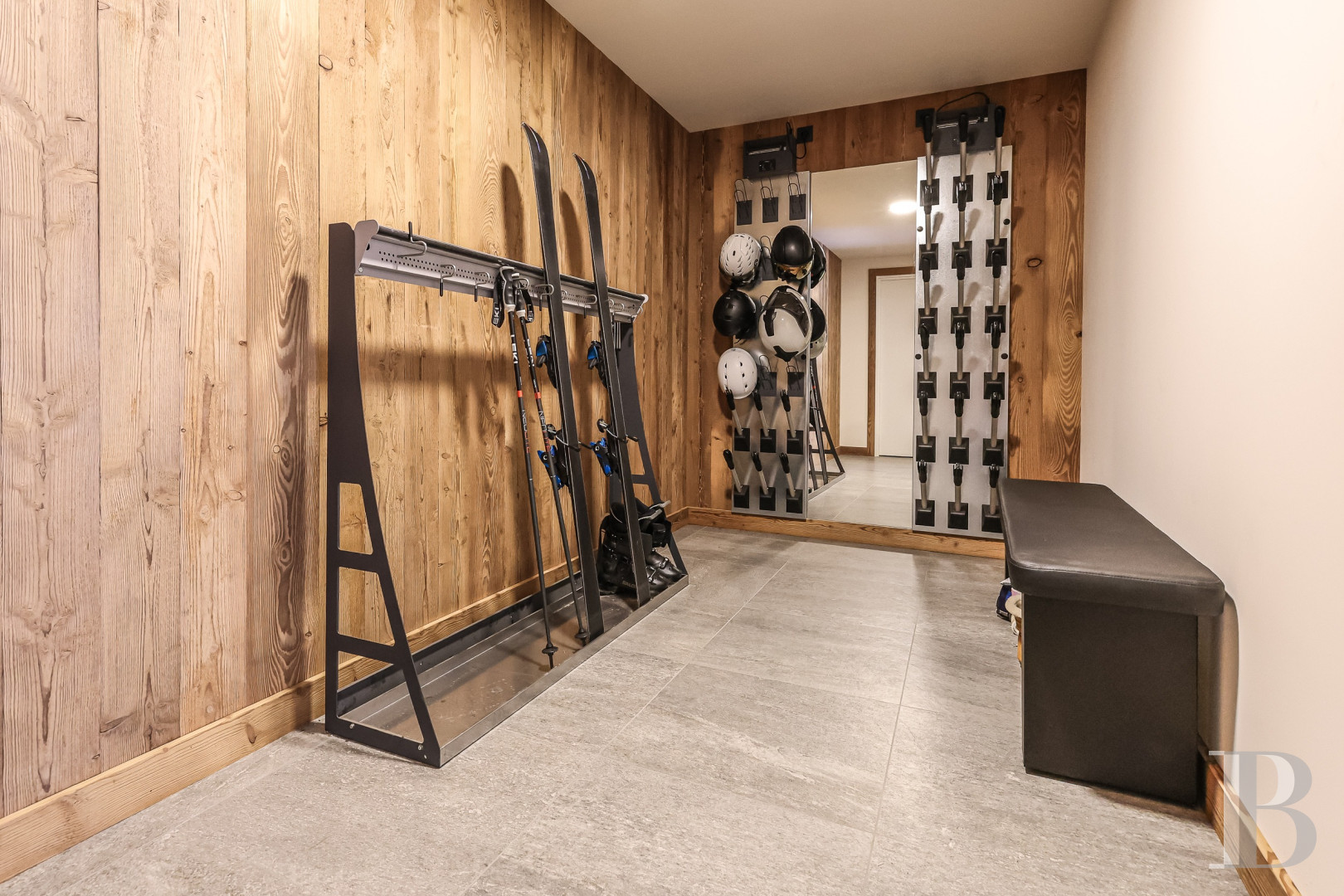 A spacious, recently built chalet with a traditional look in the hills above Megève in Haute-Savoie - photo  n°36