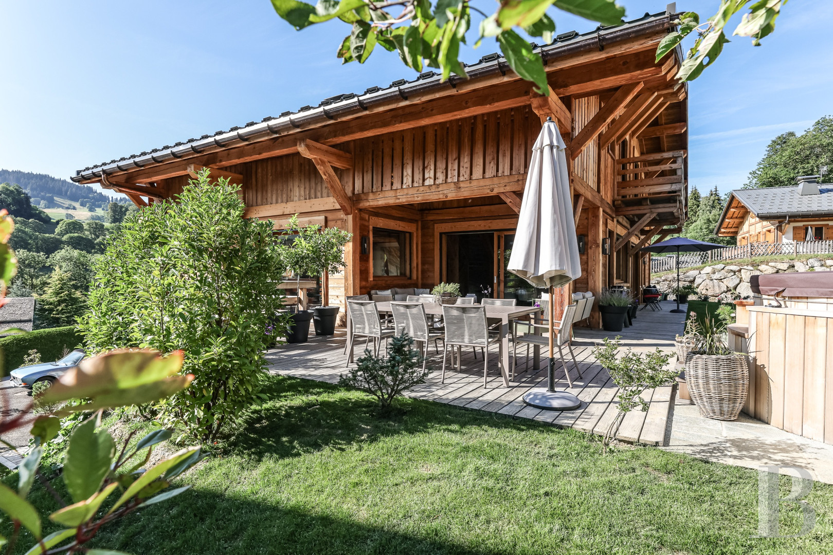 A spacious, recently built chalet with a traditional look in the hills above Megève in Haute-Savoie - photo  n°2