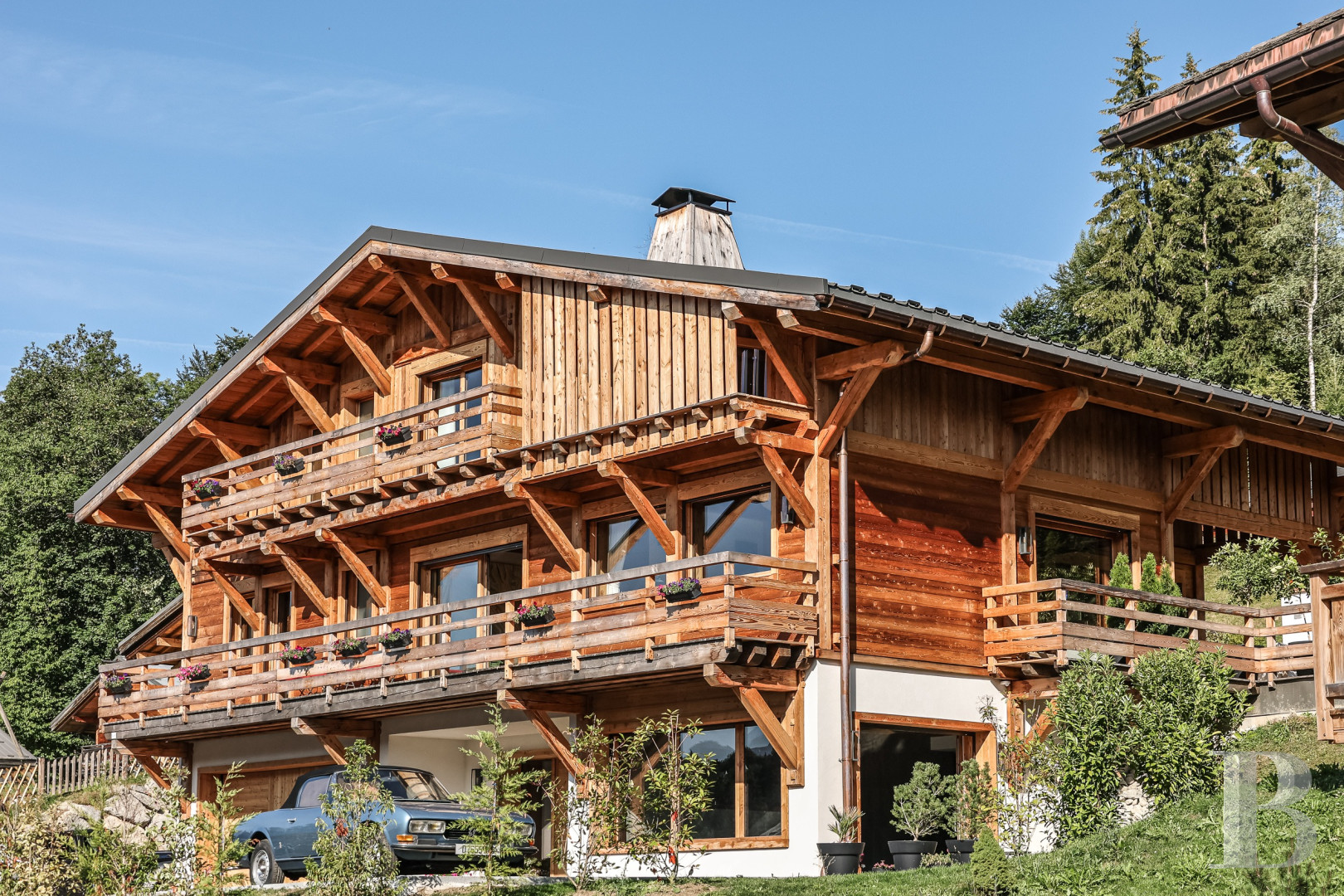 A spacious, recently built chalet with a traditional look in the hills above Megève in Haute-Savoie - photo  n°1