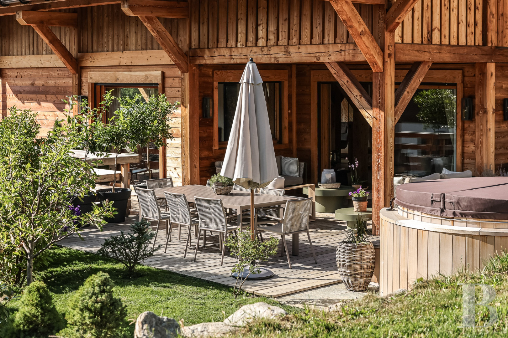 A spacious, recently built chalet with a traditional look in the hills above Megève in Haute-Savoie - photo  n°4