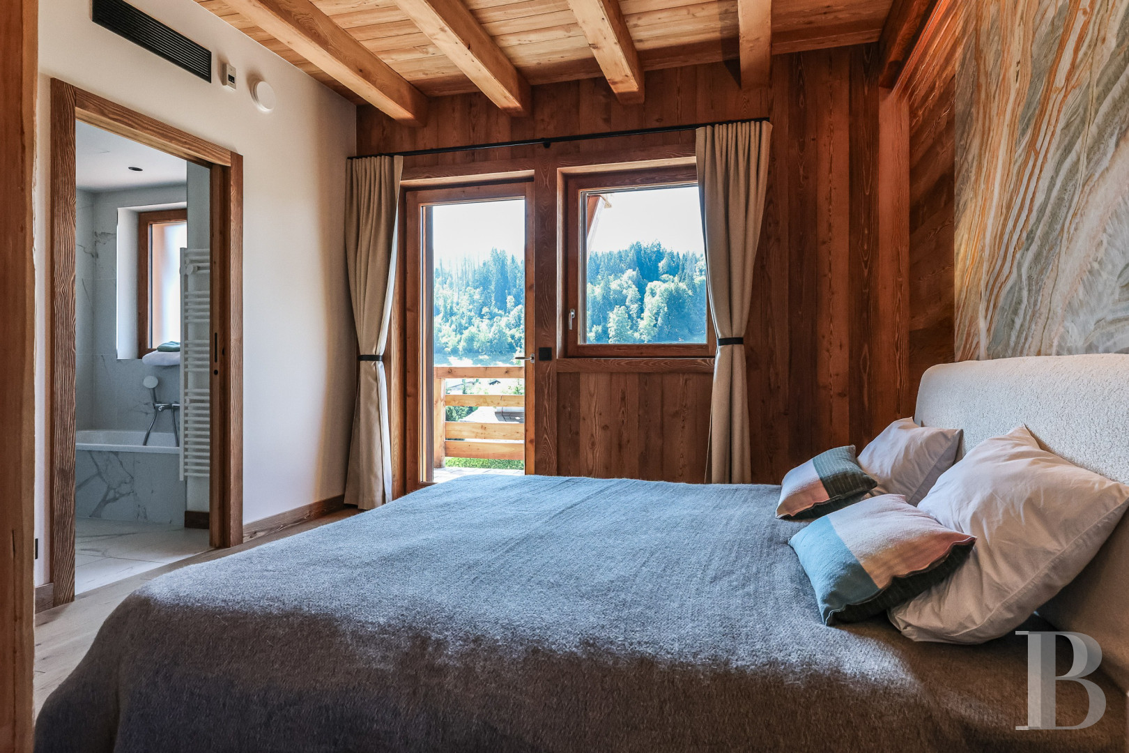 A spacious, recently built chalet with a traditional look in the hills above Megève in Haute-Savoie - photo  n°21