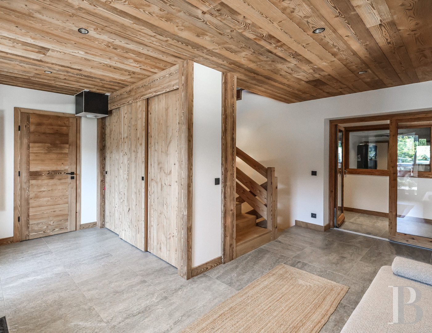 A spacious, recently built chalet with a traditional look in the hills above Megève in Haute-Savoie - photo  n°34