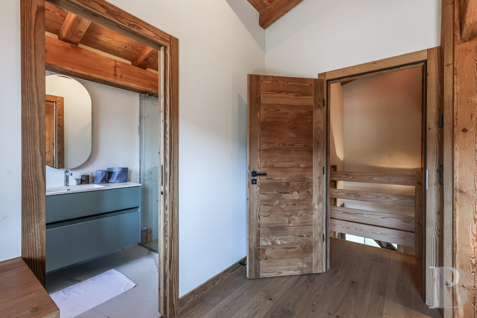 A spacious, recently built chalet with a traditional look in the hills above Megève in Haute-Savoie - photo  n°20