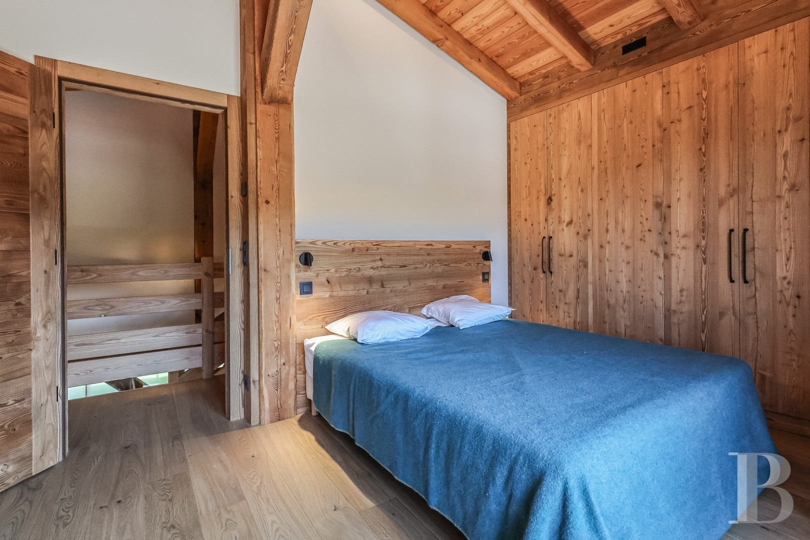 A spacious, recently built chalet with a traditional look in the hills above Megève in Haute-Savoie - photo  n°19