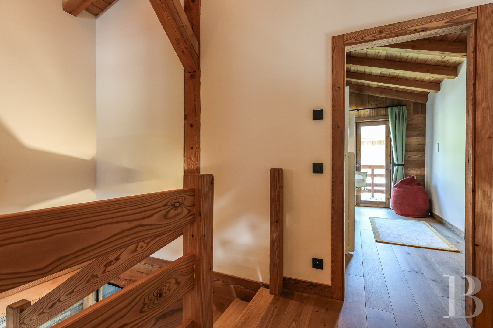 A spacious, recently built chalet with a traditional look in the hills above Megève in Haute-Savoie - photo  n°24