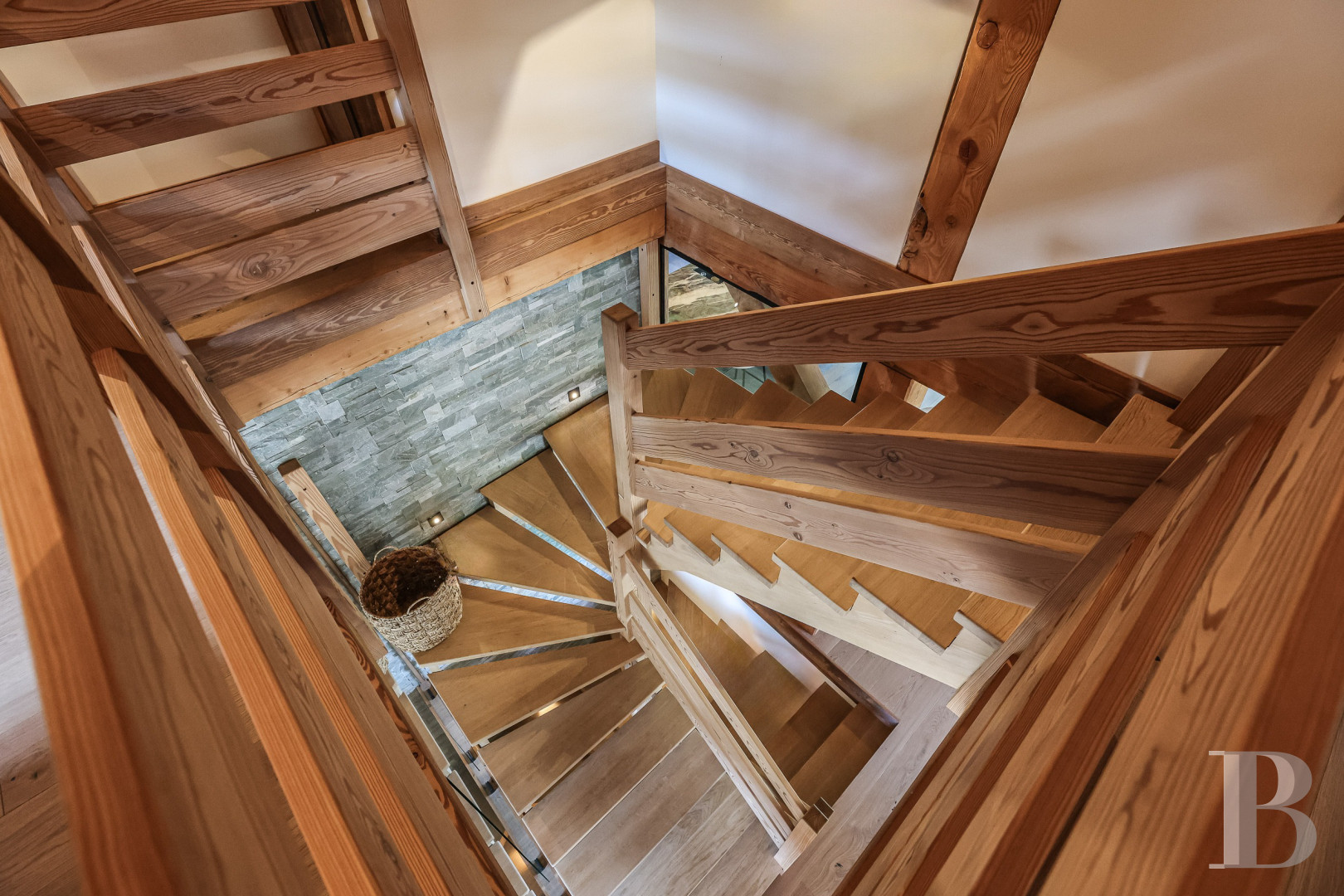 A spacious, recently built chalet with a traditional look in the hills above Megève in Haute-Savoie - photo  n°32