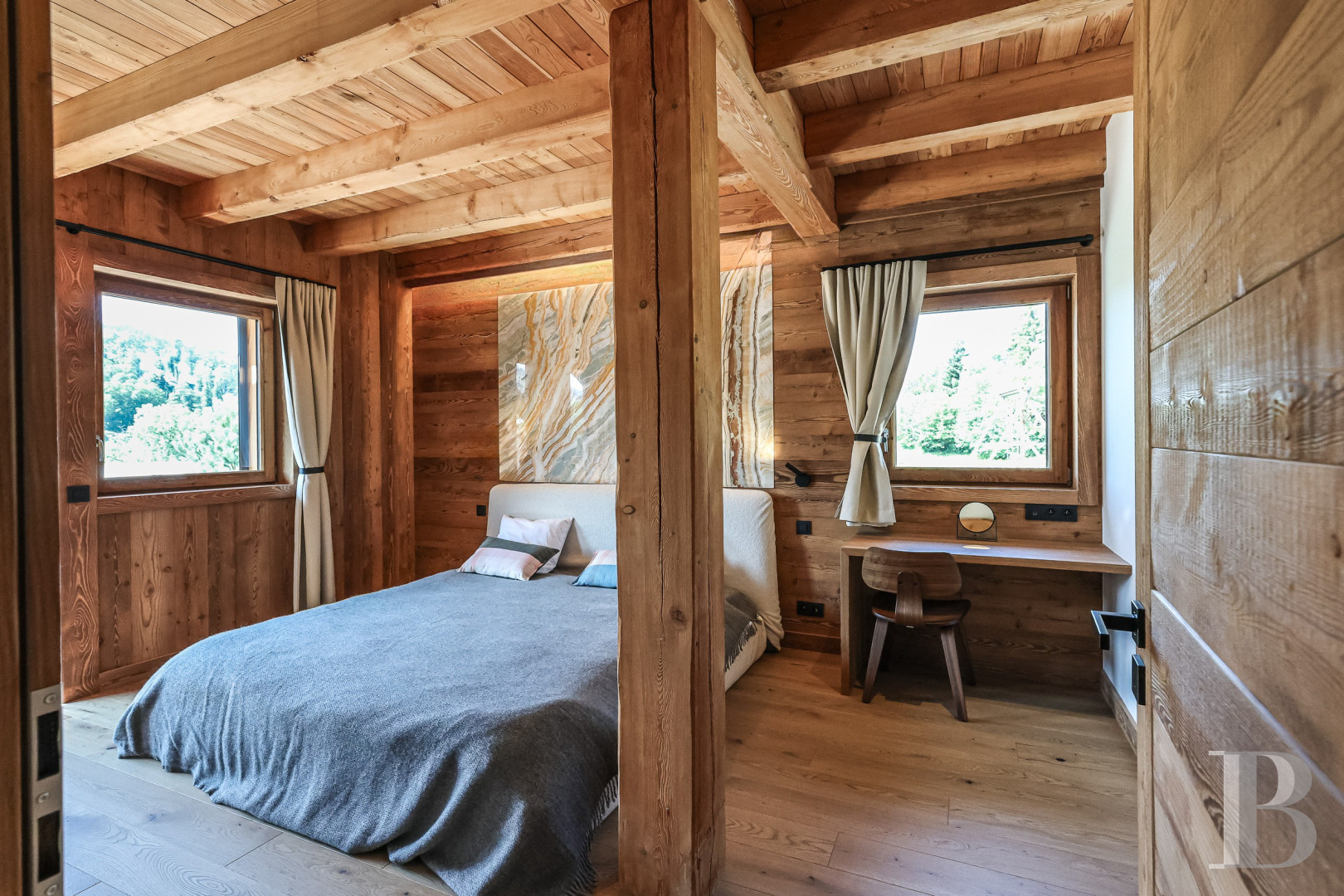 A spacious, recently built chalet with a traditional look in the hills above Megève in Haute-Savoie - photo  n°22