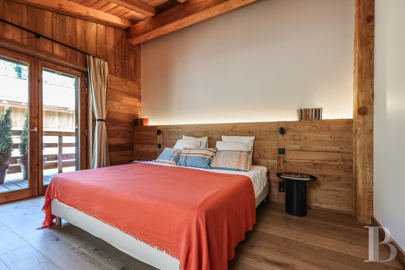 A spacious, recently built chalet with a traditional look in the hills above Megève in Haute-Savoie - photo  n°16